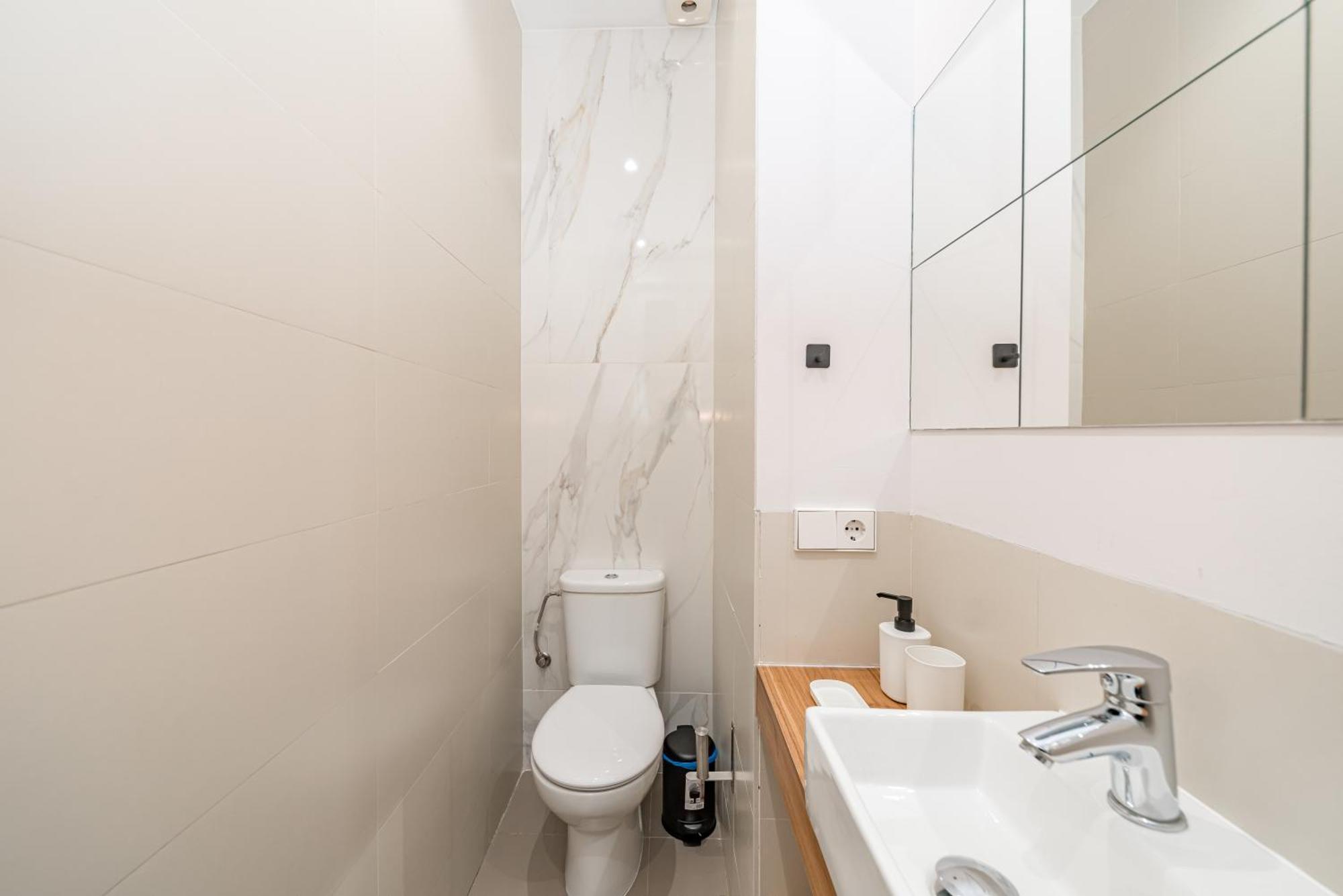 Lalatina Ii Calle Almendro 3br 2bh Appartamento